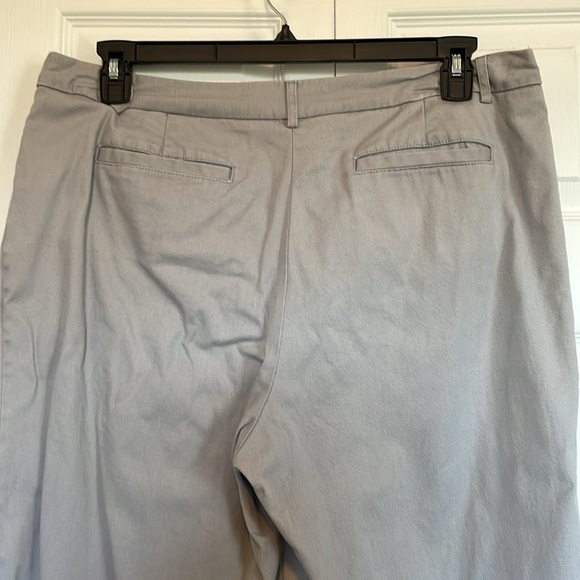 Women’s sz 14 Counterparts light gray capris. Front/back pockets 2% spandex - Picture 3 of 8